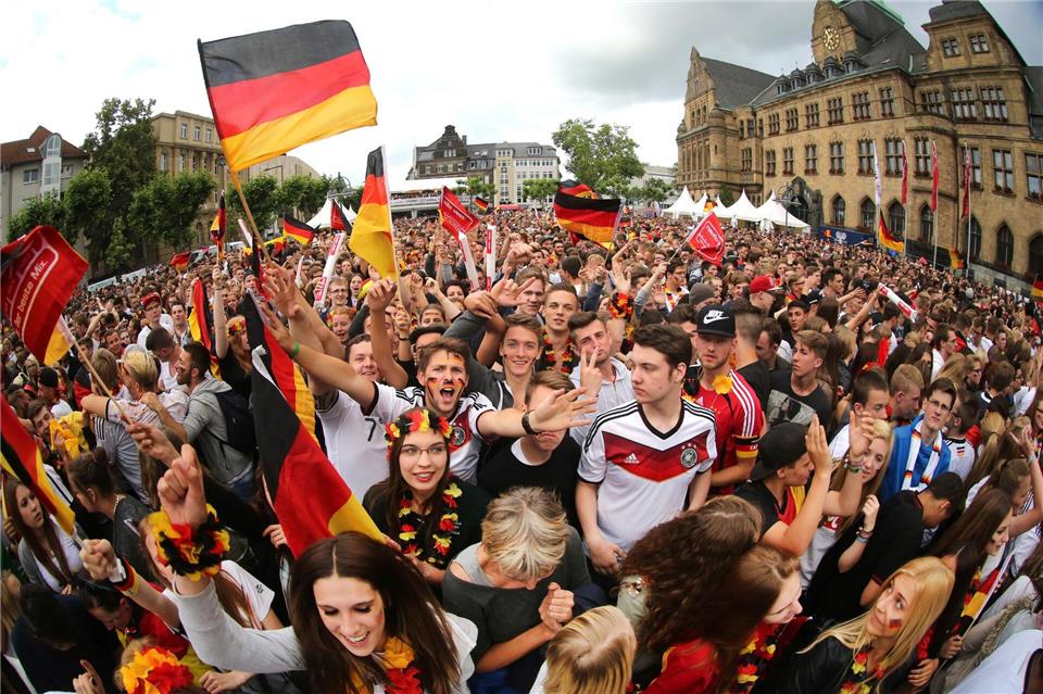 Zuschauer jubeln bei einem Tor der deutschen Mannschaft bei der WM 2014 vor dem Rathaus in Recklinghausen. (Archivbild)Marcel Kusch/dpa