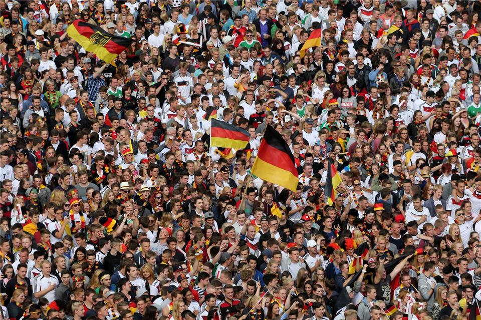 Zuschauer verfolgen auf der Fanmeile vor dem Rathaus in Recklinghausen 2014 ein WM-Fußballspiel. (Achivbild)Marcel Kusch/dpa