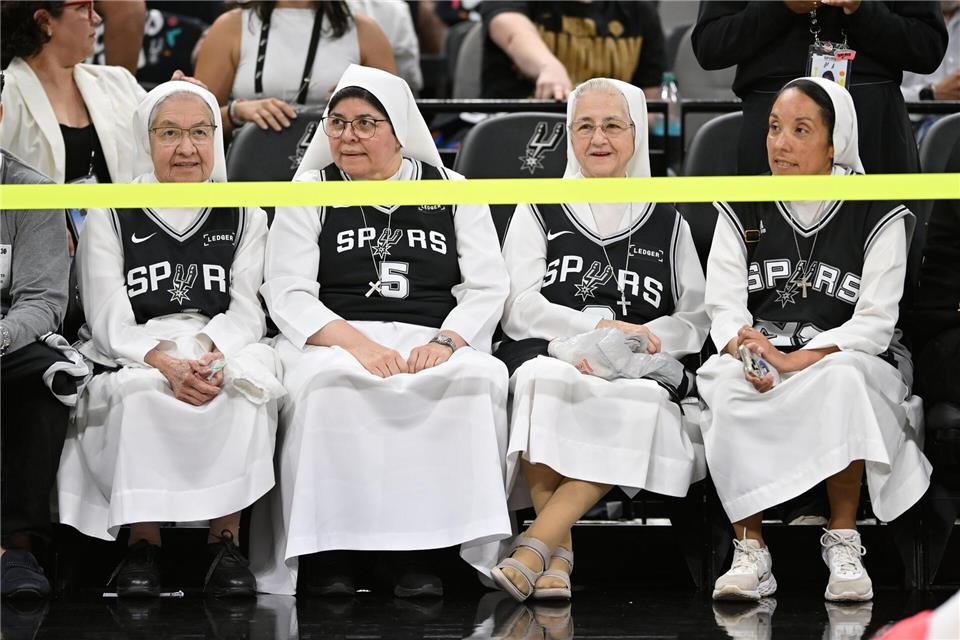 Zuschauer verfolgen ein NBA-Basketballspiel.Darren Abate/AP/dpa