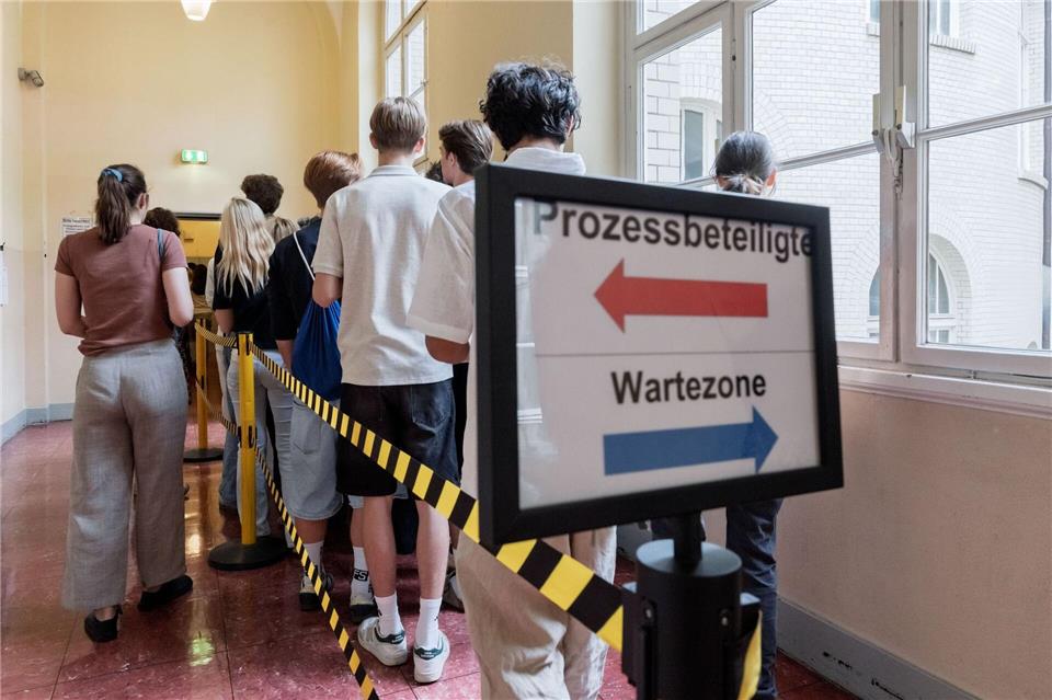 Zuschauer warten am 61. Prozesstag auf Einlass.Markus Scholz/dpa