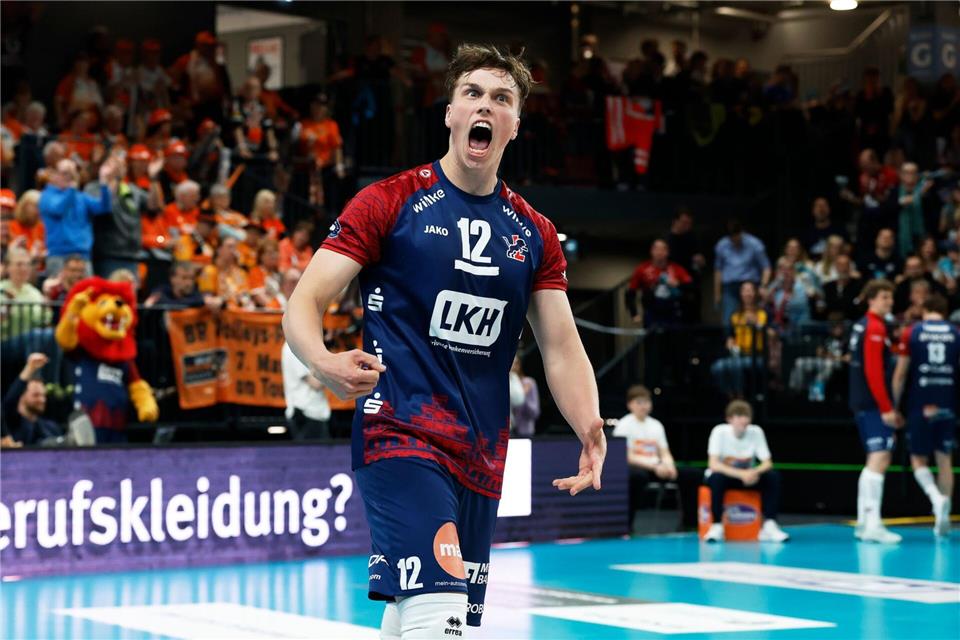 Zuspieler Santeri Välimaa trägt auch in der kommenden Saison das Trikot des Pokalsiegers.Georg Wendt/dpa