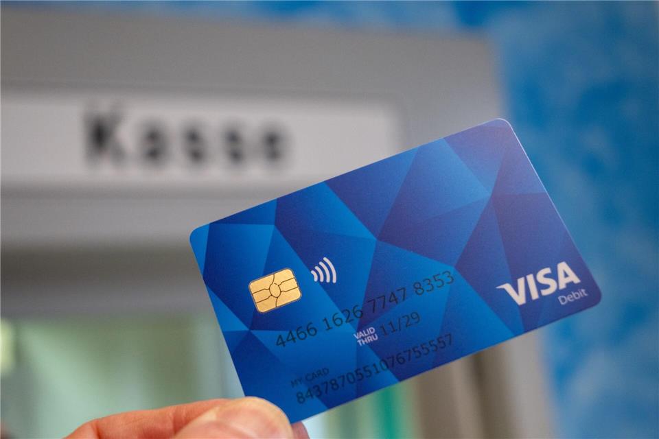 Zuständig für die Bezahlkarten sind die kreisfreien Städte und Landkreise. (Symbolbild)Harald Tittel/dpa