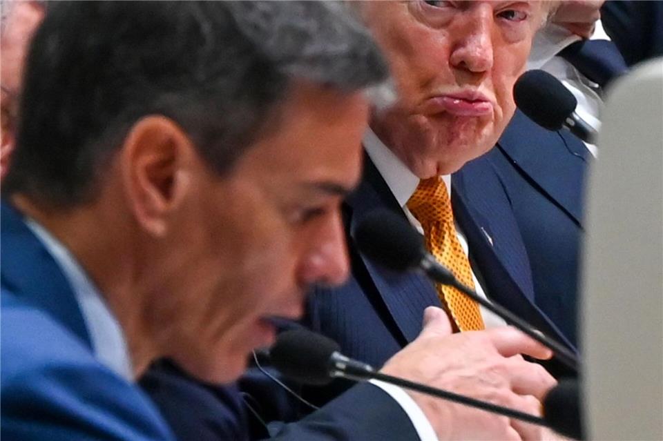 Zustimmung sieht anders aus: US-Präsident Donald Trump schaut skeptisch, während Spaniens Regierungschef Pedro Sánchez auf dem Nato-Gipfel in Ankara spricht.Ansgar Haase/dpa
