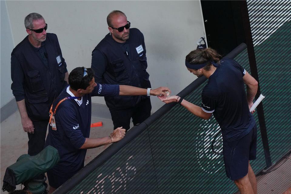 Zverev brauchte während des Matches Hilfe.Aurelien Morissard/AP/dpa