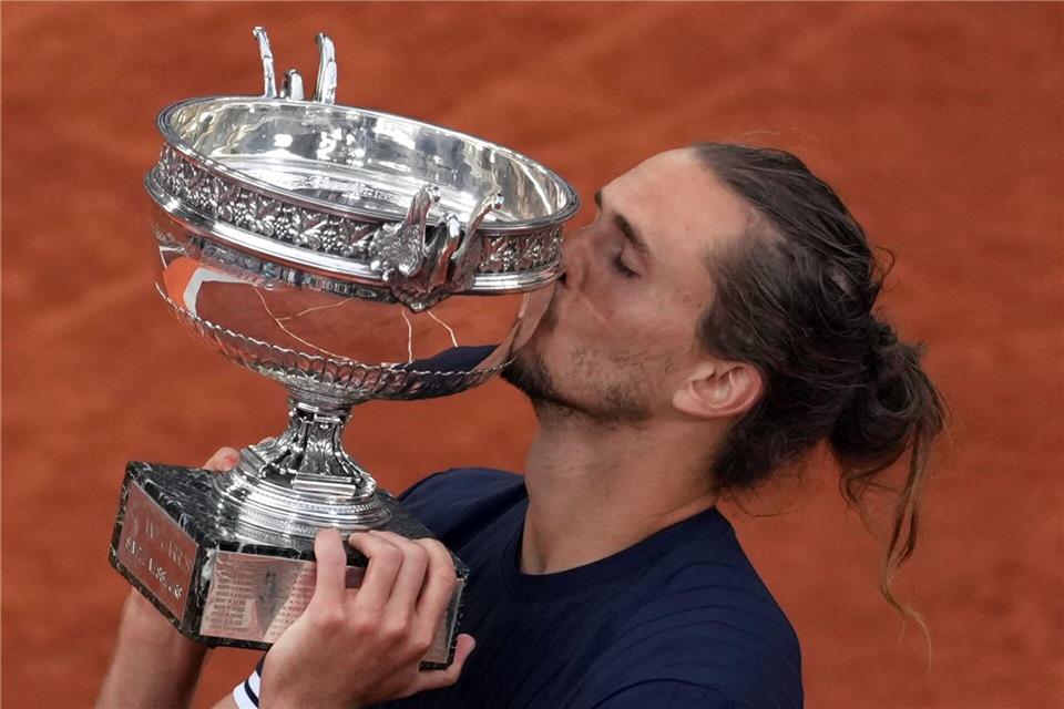 Zverev gibt der Trophäe einen Kuss. Thibault Camus/AP/dpa