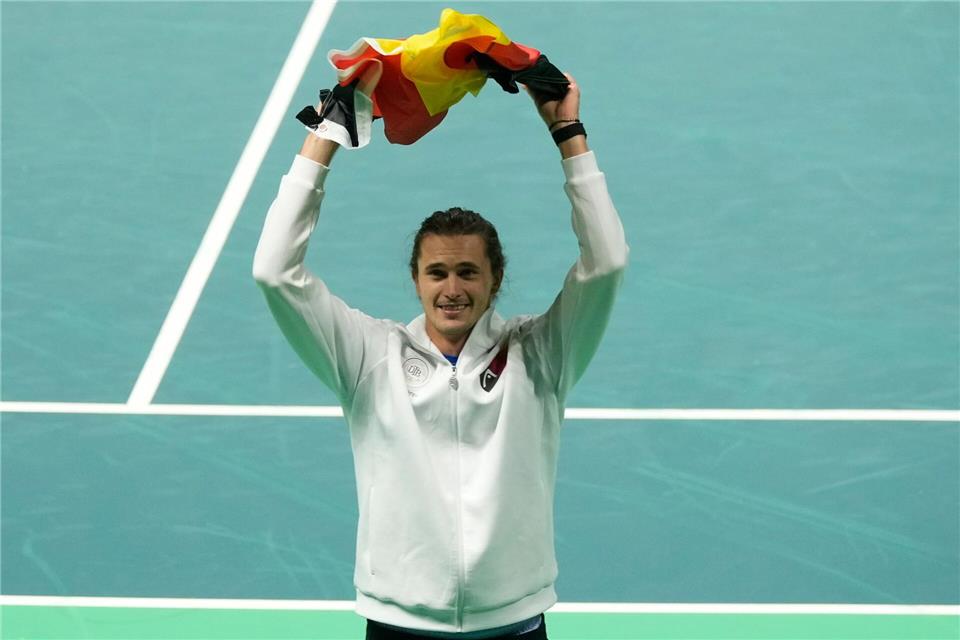Zverev jubelte mit Deutschland-Fahne über den Viertelfinalsieg gegen Argentinien.Luca Bruno/AP/dpa