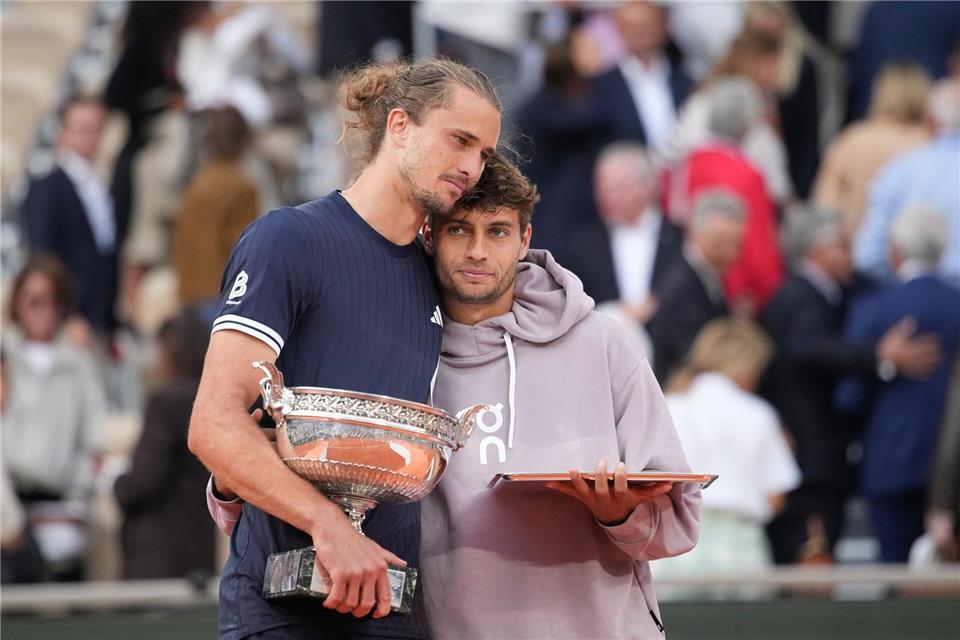 Zverev (l) tröstet Finalgegner CobolliChristophe Ena/AP/dpa