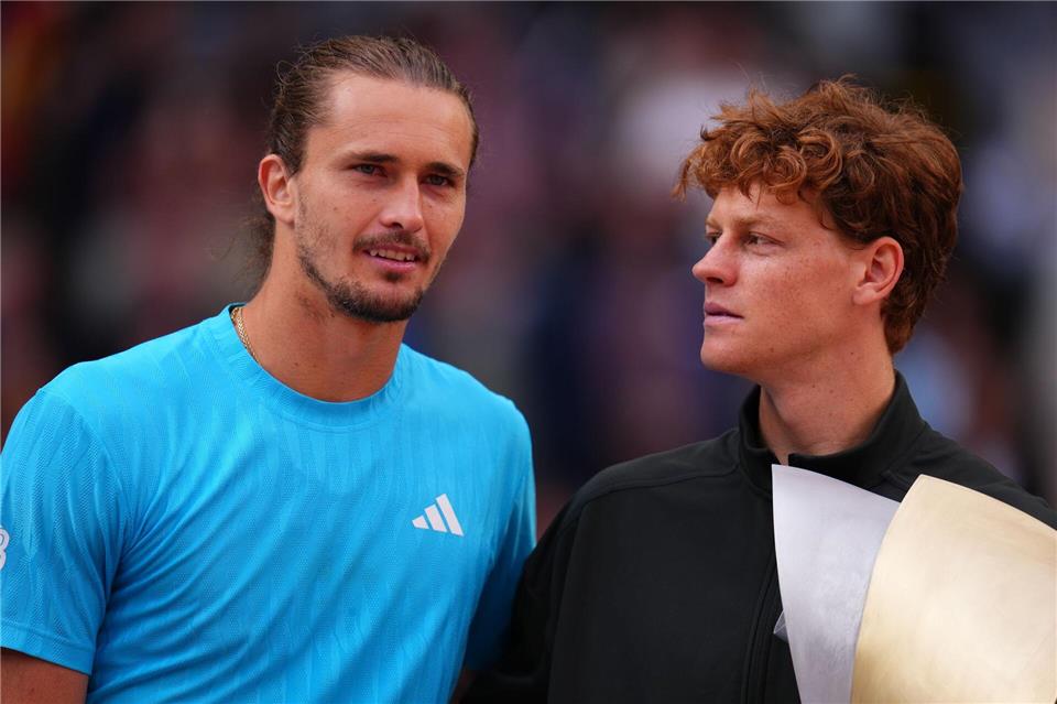 Zverev (l) will Sinner nicht schon wieder die Trophäe überlassen. (Archivbild)Manu Fernandez/AP/dpa