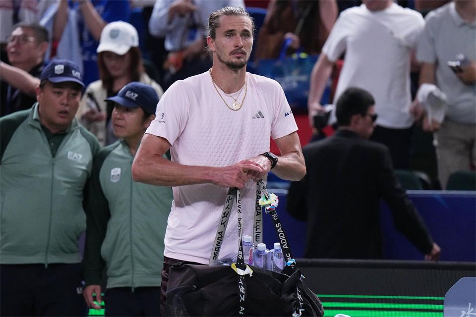 Zverev musste im Halbfinale die Taschen packen und das Turnier in Shanghai verlassen.Andy Wong/AP/dpa