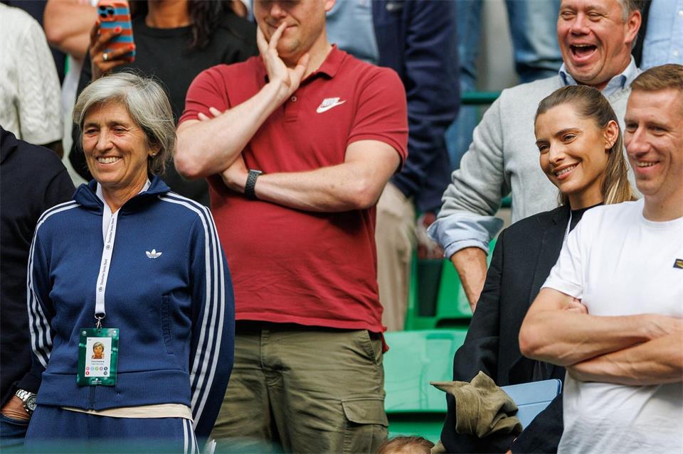 Zverevs Mutter Irina (l) hatte beim Davis Cup eine besondere Aufgabe.Friso Gentsch/dpa