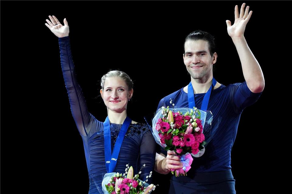 Zwangen sich zu einem Lächeln nach EM-Silber: Minerva Hase (l) und Nikita Volodin.Mike Egerton/PA Wire/dpa
