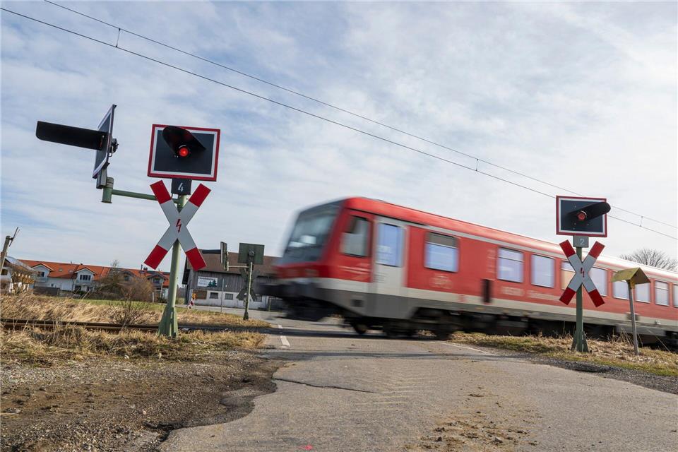 Zwangspause für die Züge der Südostbayernbahn: In den Osterferien müssen die Menschen auf der Strecke zwischen Mühldorf und München auf Ersatzbusse umsteigen. (Symbolbild)Peter Kneffel/dpa