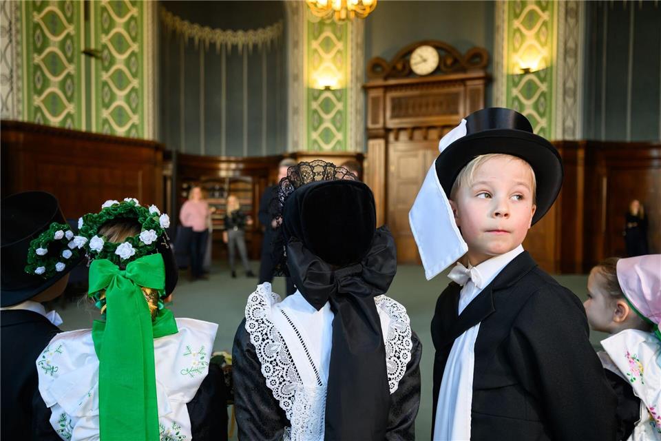 Zwanzig Kinder zeigten, wie das Fest der Vogelhochzeit (sorbisch: Ptači kwas) in der Oberlausitz begangen wird.Robert Michael/dpa