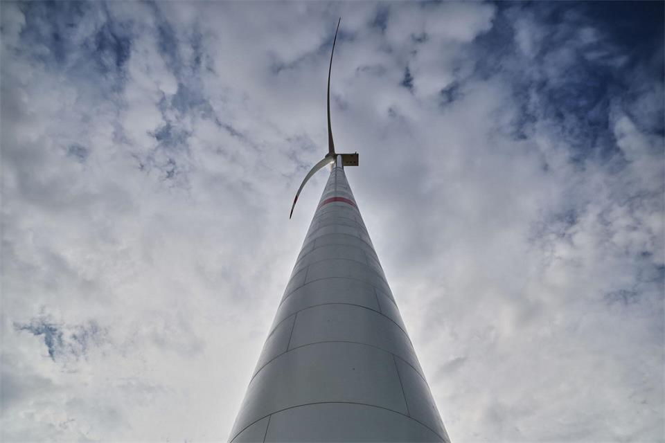 Zwei 250 Meter hohe Windenergieanlagen erzeugen mit 7,2 Megawatt Leistung rechnerisch Strom für rund 9.900 Haushalte.Oliver Berg/dpa