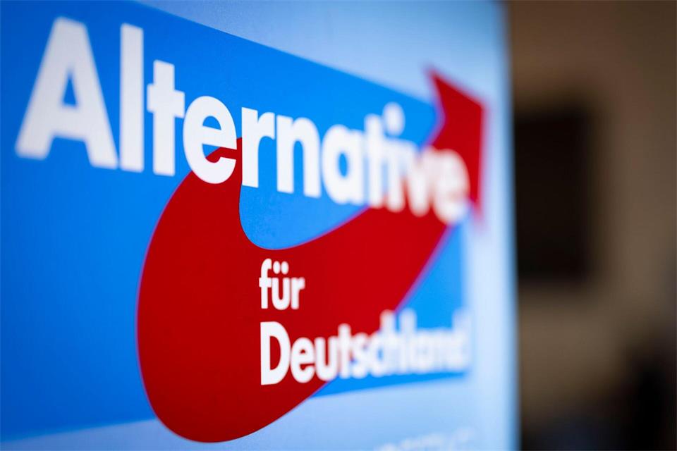 Zwei AfD-Kommunalpolitiker sollen sich in Düsseldorf bei einem Fechtkampf messen wollen. (Illustration)Christoph Reichwein/dpa