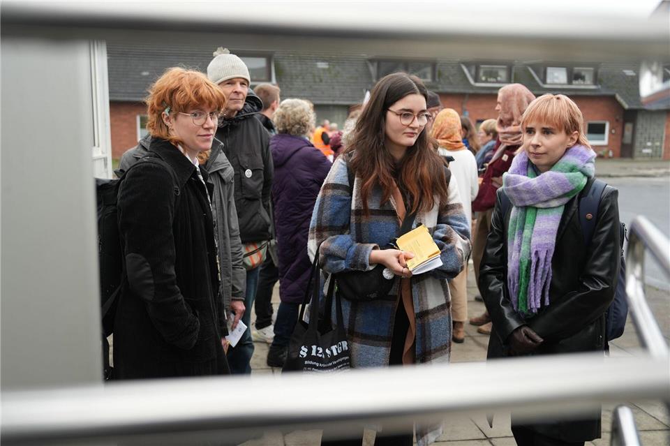 Zwei Aktivistinnen der Klimaschutzgruppe Letzte Generation wurden nach Aktionen auf Sylt zu Haftstrafen verurteilt. (Archivbild)Marcus Brandt/dpa