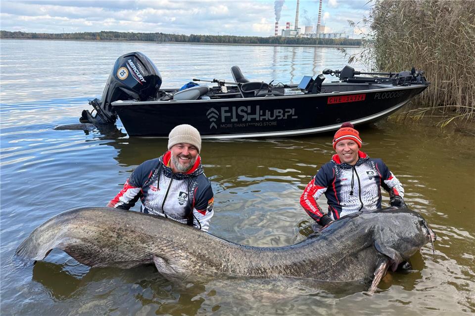 Zwei Angler in Polen haben einen fast drei Meter langen Wels gefangen. (Foto Handout)Polska Akademia Wedkarska/dpa
