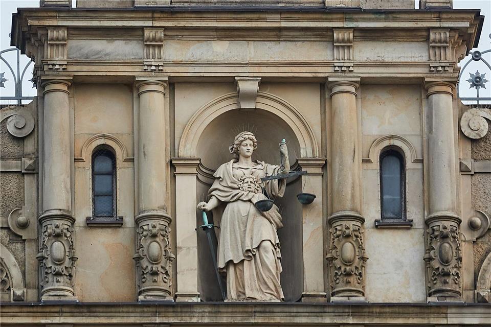 Zwei Apotheker und vier leitende Mitarbeiter ihrer Unternehmen werden sich am Landgericht Hamburg einem Prozess wegen Bestechung und Abrechnungsbetrugs in Millionenhöhe stellen müssen. (Symbolbild)Georg Wendt/dpa