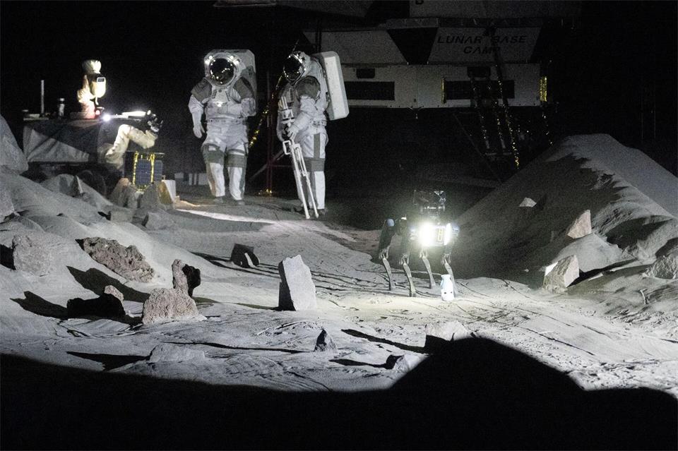 Zwei Astronauten simulieren eine Trainingseinheit in der Luna-Halle in Köln für einen Flug zum Mond. (Archivfoto)Benjamin Westhoff/dpa