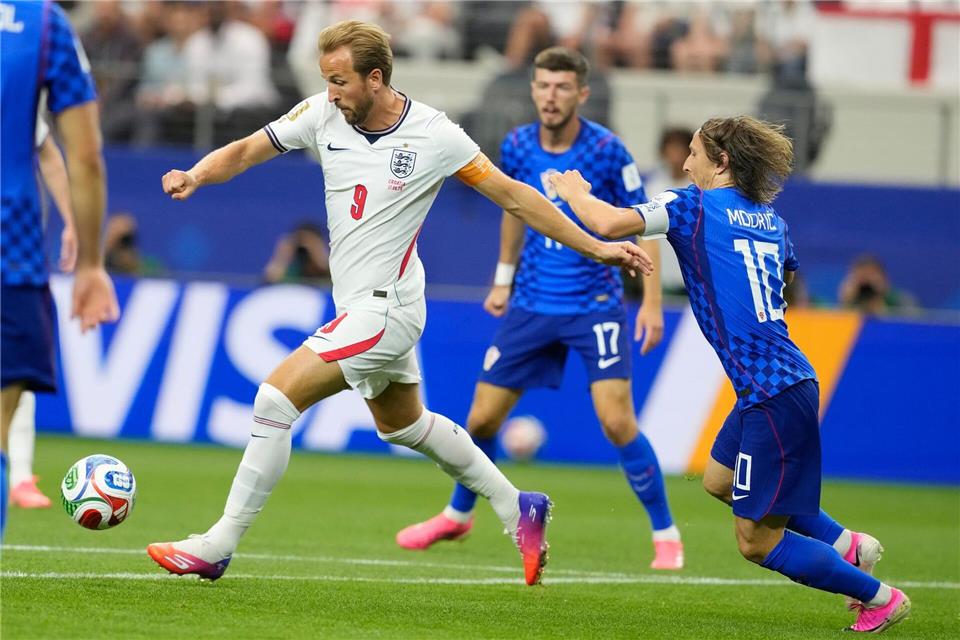 Zwei Ausnahme-Fußballer im Zweikampf: Harry Kane (l) und Luka Modric.Tony Gutierrez/AP/dpa