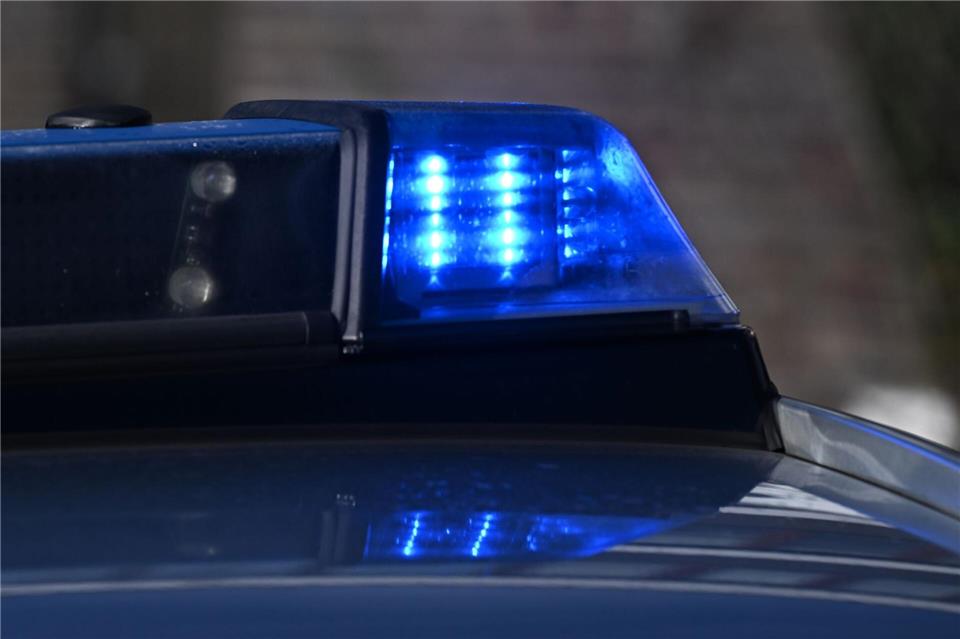 Zwei Autos stoßen zusammen, ein Fahrer stirbt an der Unfallstelle. (Symbolbild)Bernd Weißbrod/dpa
