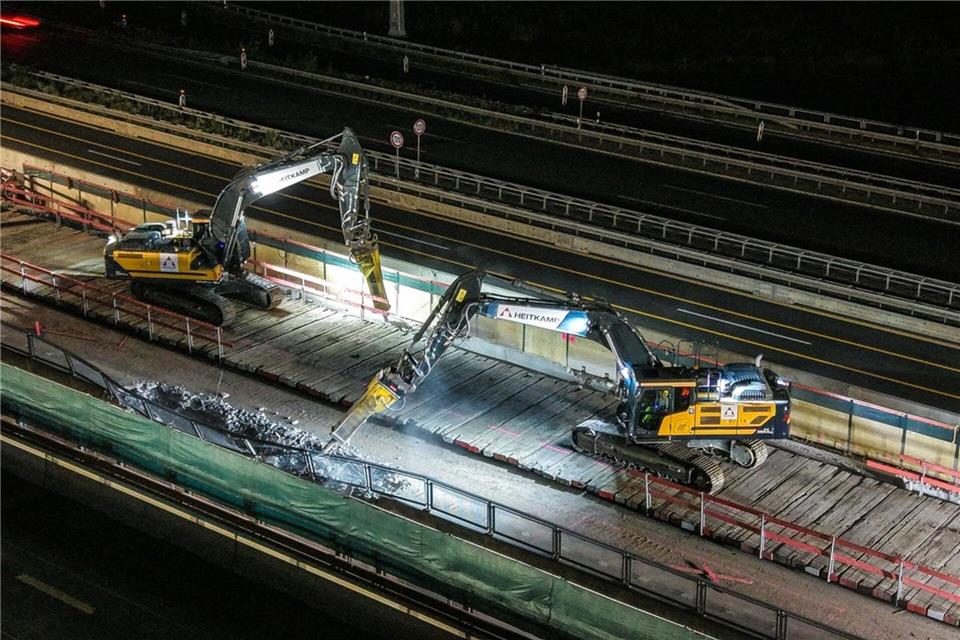Zwei Bagger sind bei Abbrucharbeiten an der A45 im Einsatz. Am Westhofener Kreuz wurde die Autobahn gesperrt.Alex Talash/dpa