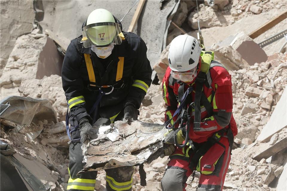 Zwei Bauarbeiter im Alter von 35 und 39 Jahren kamen dabei ums Leben. (Archivbild)David Young/Landeshauptstadt Düsseldorf/David Young/dpa