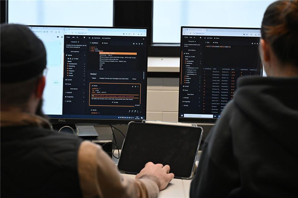 Zwei Berufsschüler an der Karl Kübel Schule in Bensheim überprüfen mit Hilfe von KI einen Programmcode. Michael Brandt/dpa