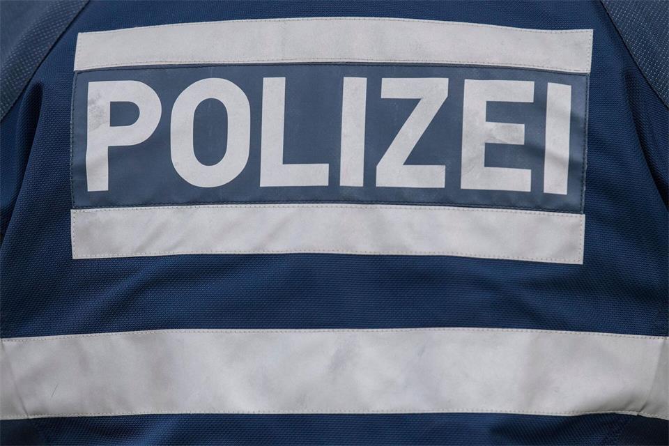 Zwei Betrüger entwendeten Schmuck und teures Silberbesteck. (Archivbild)Boris Roessler/dpa