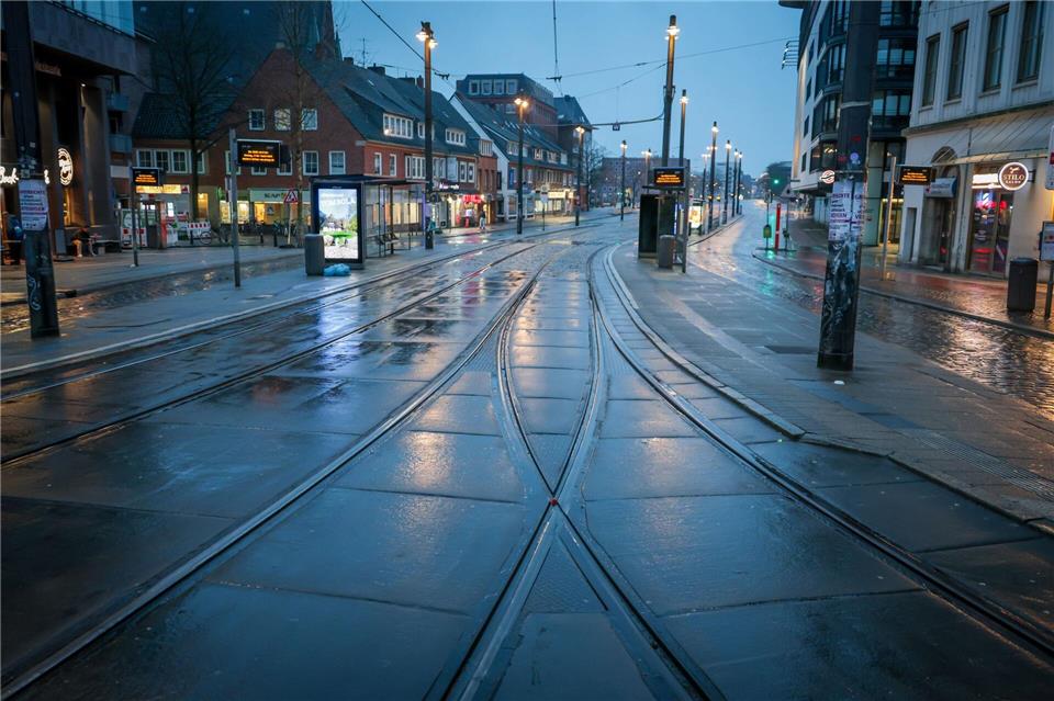 Zwei Betrunkene irrten mit einem Gabelstapler durch die Straße. (Archivbild)Focke Strangmann/dpa