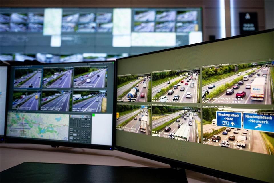 Zwei Bildschirme zeigen in der Verkehrszentrale Leverkusen der Autobahn GmbH des Bundes Landkarten und Bilder von Autobahnkameras. (Symbolbild)Henning Kaiser/dpa