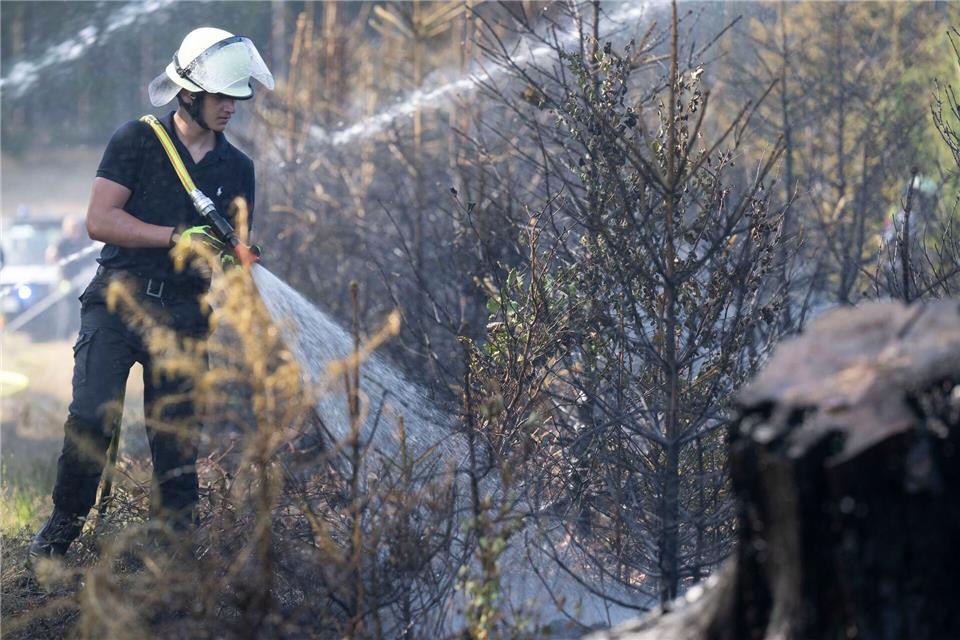 Zwei Brandherde im Wald bei Glashütten im Hochtaunuskreis haben die Feuerwehr beschäftigt. Boris Roessler/dpa
