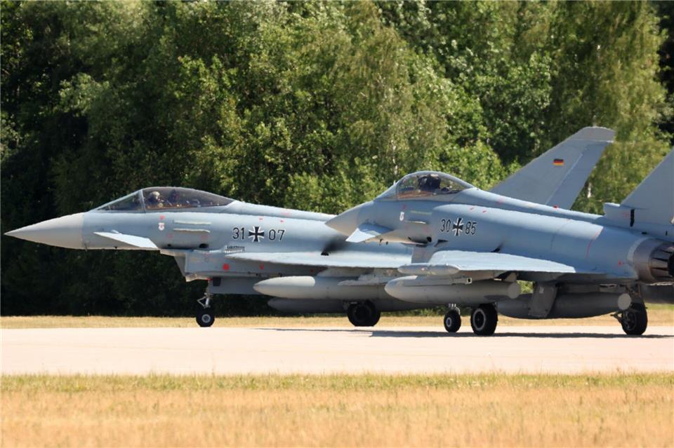 Zwei Bundeswehr-Eurofighter auf dem Flughafen Rostock-Laage. (Archivbild)Bernd W�stneck/dpa