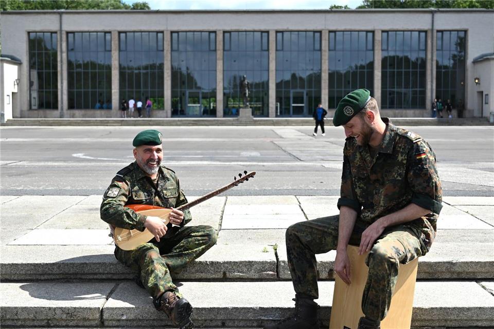 Zwei Bundeswehrsoldaten spielen türkische Musik.Elisa Schu/dpa