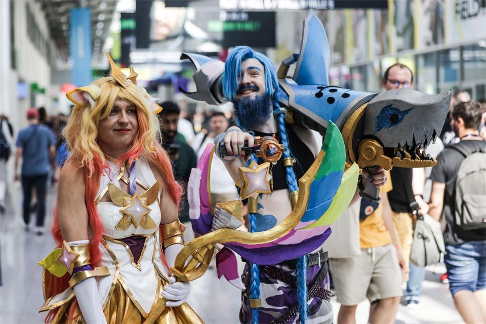 Zwei Cosplayer bei der Gamescom 2025 - auch dieses Jahr dürften viele Kostümierte bei der Gamescom auftauchen. (Archivbild)Oliver Berg/dpa