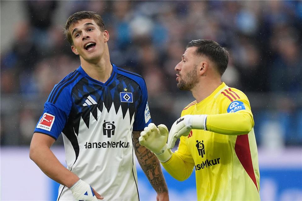 Zwei Defensiv-Stabilisatoren des HSV: Luka Vuskovic (l) und Torwart Daniel Heuer Fernandes Marcus Brandt/dpa