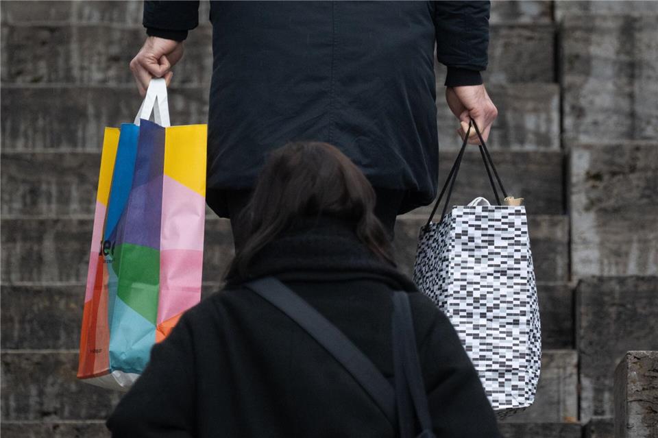 Zwei Drittel der befragten Händler spürte bislang noch kaum weihnachtliche Nachfrage. (Archivbild)Marijan Murat/dpa