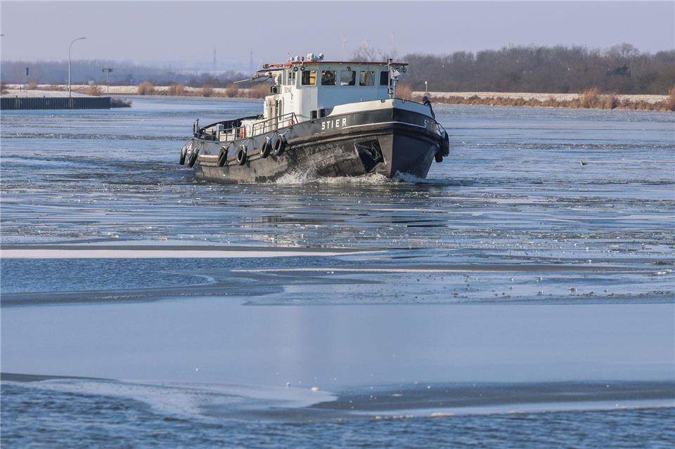 Zwei Eisbrecher sind auf dem Mittellandkanal und dem Elbe-Havel Kanal im Einsatz. Peter Gercke/dpa