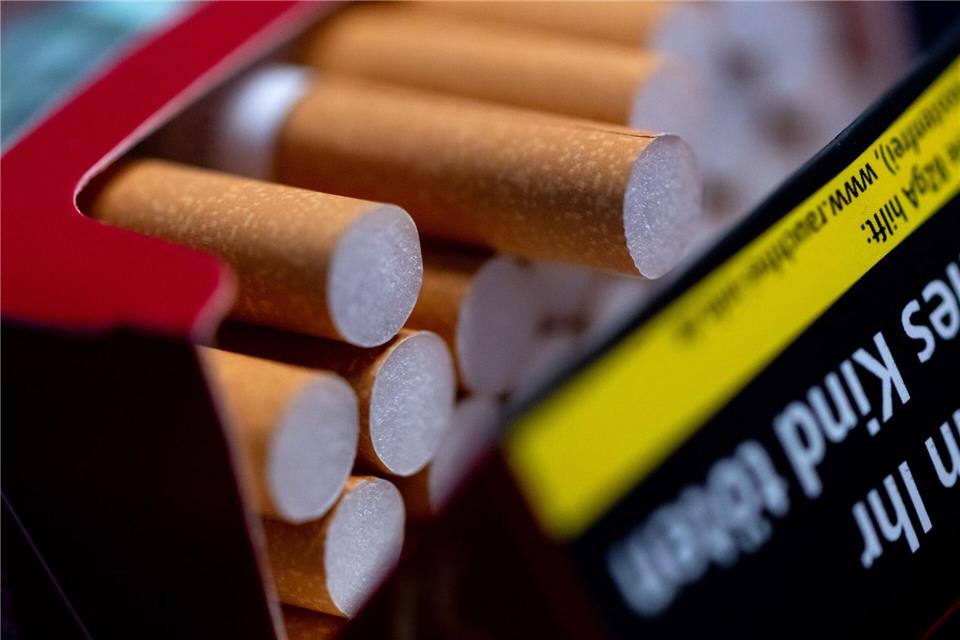 Zwei Euro mehr pro Zigarettenpackung, um die Krankenkassen zu entlasten - so der Vorschlag eines CSU-Politikers. (Symbolbild)Sven Hoppe/dpa