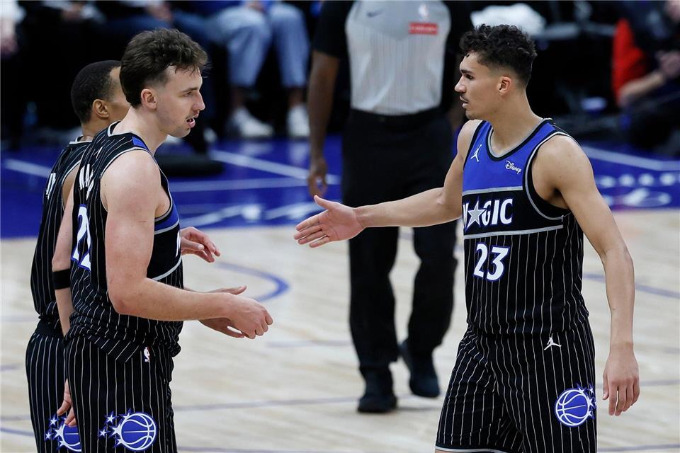 Zwei Europameister mit gutem Start: Franz Wagner (links) und Tristan da Silva haben mit den Magic den Auftakt in die Playoffs gewonnen.Duane Burleson/AP/dpa