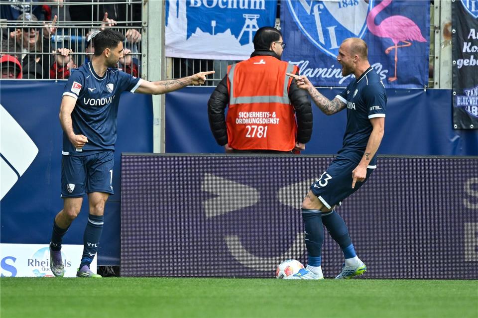 Zwei Ex-Braunschweiger jubeln für Bochum: Torschütze Gerrit Holtmann (l) und Stürmer Philipp Hofmann.Ulrich Hufnagel/dpa