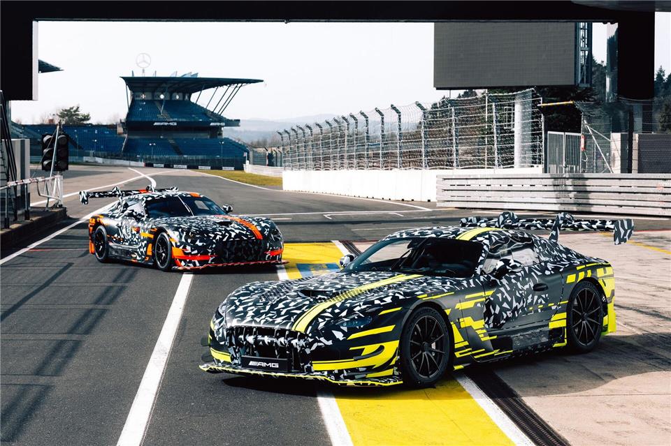 Zwei Extrem-Sportler: Mercedes-AMG kündigt neuen GT3 (l) und Black Series Modelle an.Mercedes-Benz AG/dpa-tmn