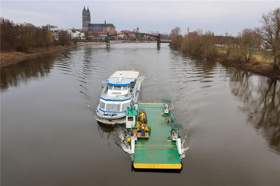 Zwei Fähren setzen im Stadtgebiet von Magdeburg über die Elbe. Für eine ist die Winterpause in Kürze beendet, die andere muss noch repariert werden. Peter Gercke/dpa