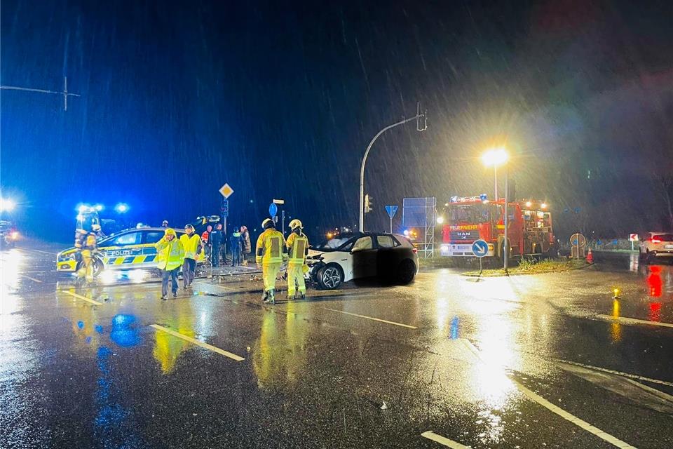 Zwei Fahrzeuge kollidierten auf der Kreuzung, dabei wurden beide Fahrer verletzt. Feuerwehr Raesfeld