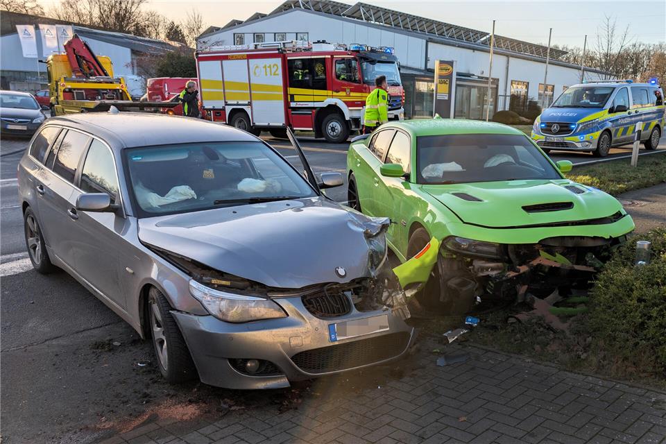 Zwei Fahrzeuge stießen frontal zusammen.