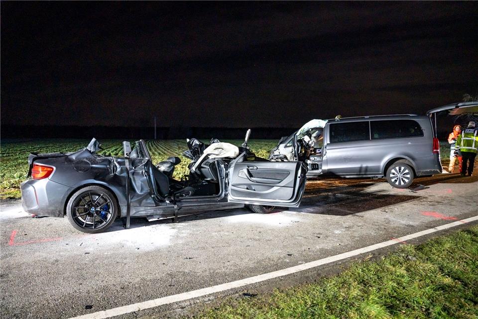 Verheerender Unfall - Fünf junge Menschen sterben Zwei Fahrzeugwracks stehen auf der Straße am Ostring in Eggenstein nach einem schweren Unfall, bei dem fünf Menschen ums Leben gekommen sind.