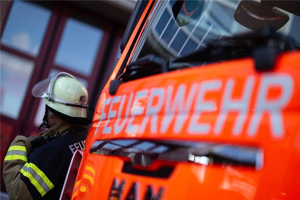 Zwei Feuerwehrleute wurden bei einem Brand in Güstrow verletzt. (Symbolbild)Marijan Murat/dpa