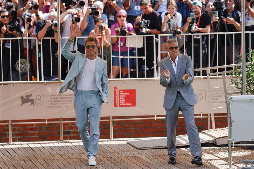 Brad Pitt und George Clooney in „Wolfs“ wieder vereint Zwei Filmstars werden in Venedig gefeiert.Vianney Le Caer/Invision/AP/dpa