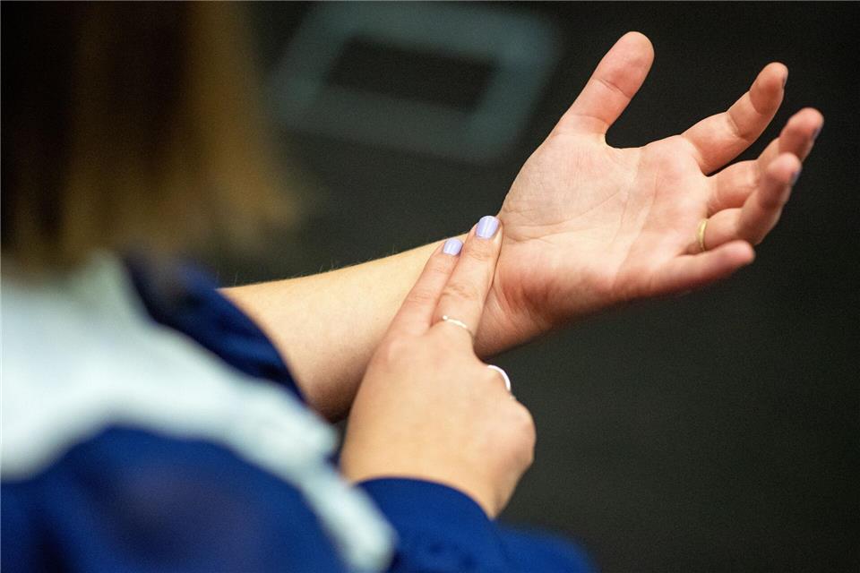 Zwei Finger, 30 Sekunden zählen, mal zwei nehmen – fertig ist der Minutenpuls. Wichtig: Nicht mit dem Daumen messen, der hat seinen eigenen Takt.picture alliance/dpa/dpa-tmn