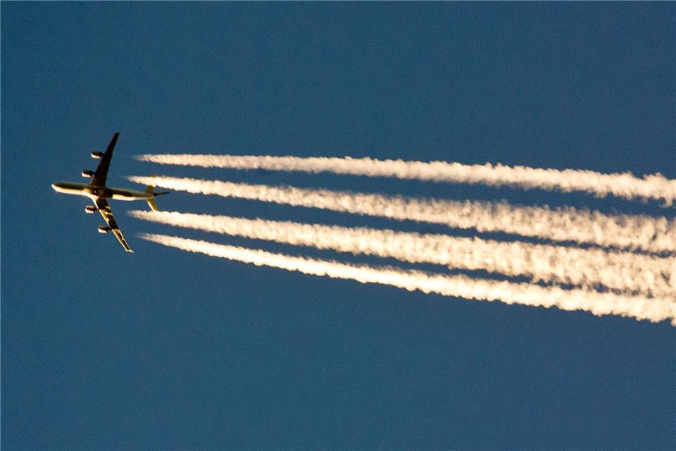 Zwei Flugzeuge über dem Vogtland haben für wilde Spekulationen und zu einem Einsatz von Polizei und Feuerwehr geführt. (Symbolbild)Patrick Pleul/dpa-Zentralbild/dpa